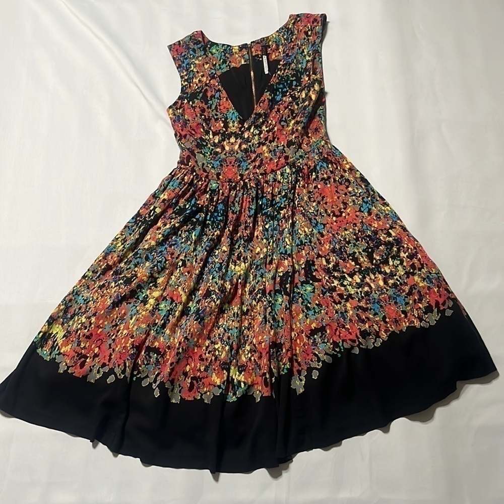 PLENTY BY TRACY REESE, PETAL FETE FLORAL  V NECK DRESS, SIZE SMALL.